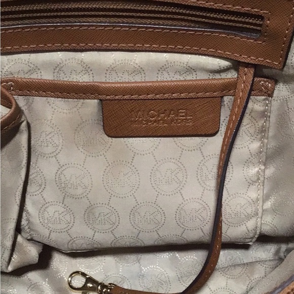 MICHAEL KORS Jet Set Signature Logo Medium Tote, Dangler, Vanilla - Picture 10 of 10